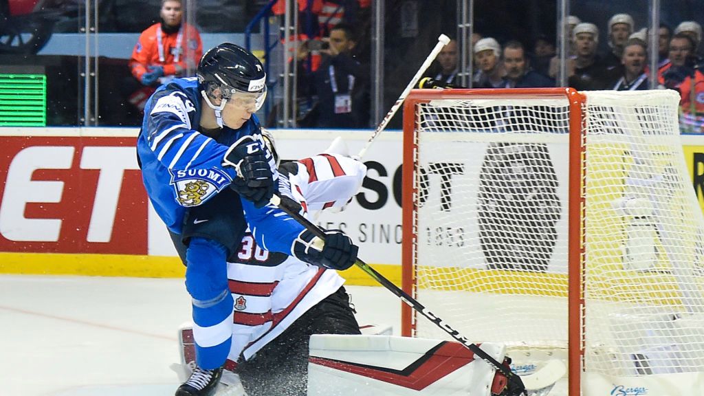 Getty Images / Lukasz Laskowski/PressFocus/MB Media / Na zdjęciu: Kaapo Kakko pokonuje kanadyjskiego bramkarza