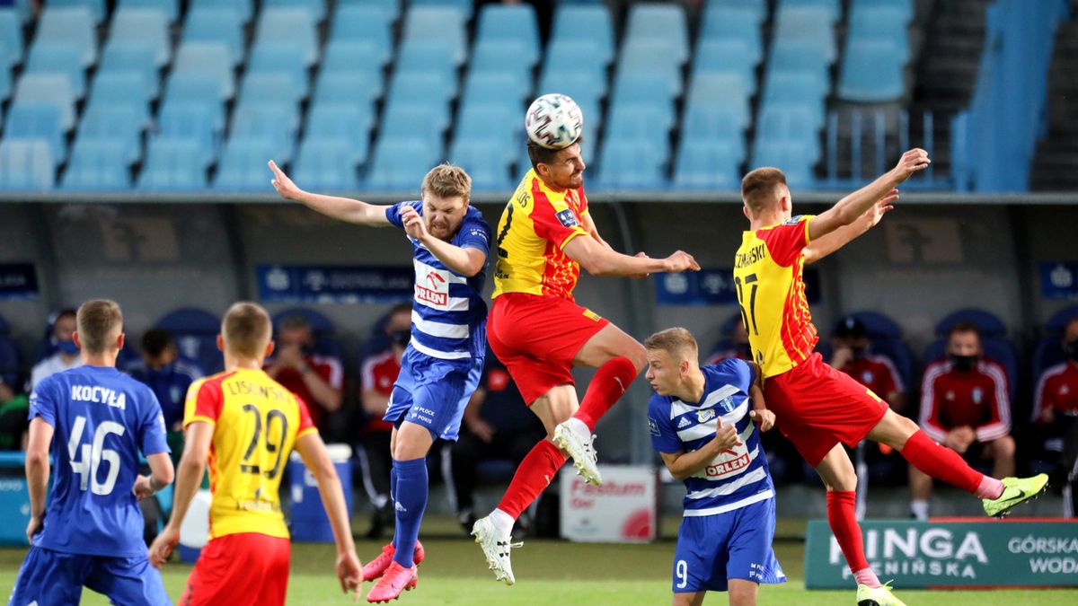 Zdjęcie okładkowe artykułu: PAP / Leszek Szymański / Na zdjęciu: Piłkarze Wisły Płock Dawid Kocyła (L), Dominik Furman (3L) i Mateusz Szwoch (2P) oraz Dawid Lisowski (2L), Michal Papadopulos (3P) i Iwo Kaczmarski (P) z Korony