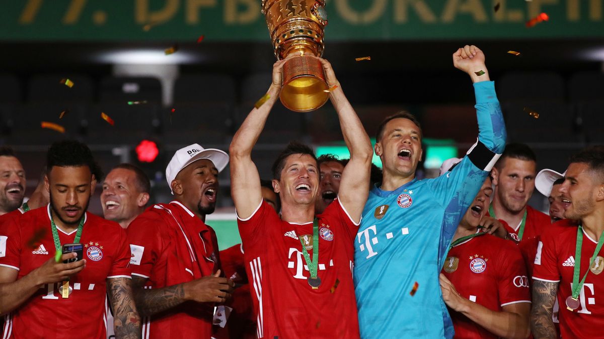 PAP/EPA / ALEXANDER HASSENSTEIN / / Na zdjęciu: Robert Lewandowski (w środku)