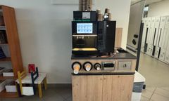 Komu przeszkadza kawa w automatach i dlaczego Polacy płacą tak dużo za plastikowe kubki? Rada Przedsiębiorców apeluje o rozsądek i zmiany w prawie