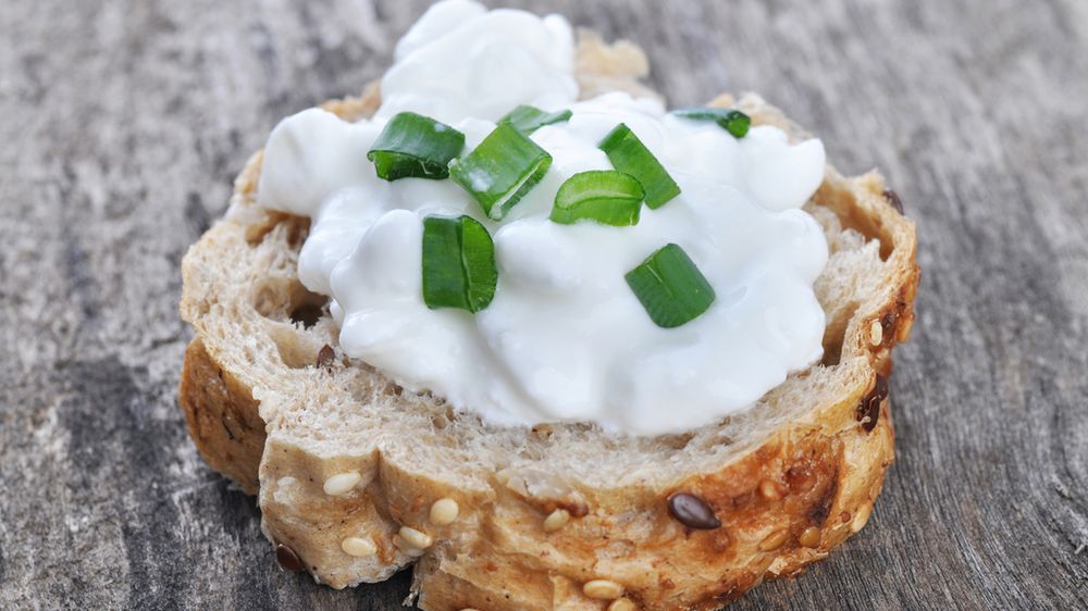 Serek wiejski o niskiej zawartości tłuszczu i obniżonej zawartości laktozy z dodatkiem mleka o zawartości tłuszczu 1%