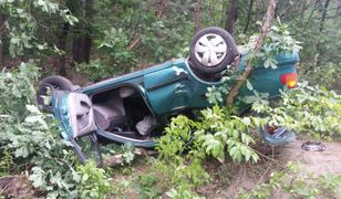 Kierowca dachował autem, a potem dosłownie wleciał do lasu w Otwocku. Był pijany
