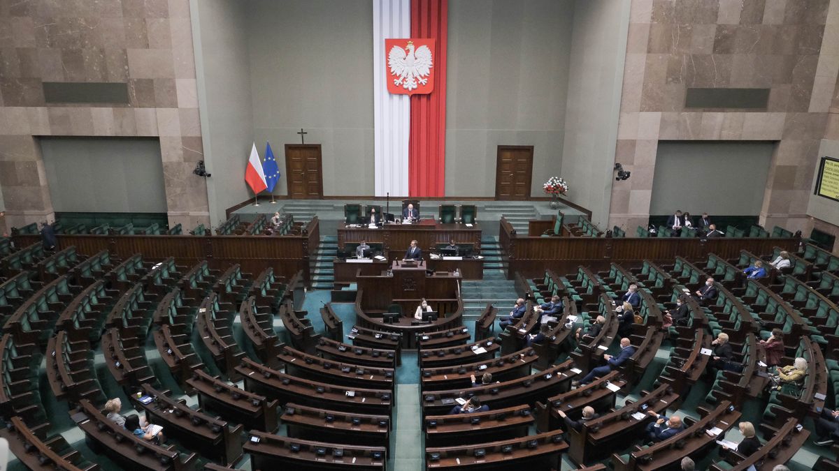 Warszawa, 15.09.2021. Posłowie na sali plenarnej Sejmu, 15 bm. Sejm kończy 36. posiedzenie. Posłowie wysłuchali m.in. informacji prezesa NIK Mariana Banasia o działaniach instytucji publicznych związanych z organizacją wyborów prezydenckich zarządzonych na 10 maja 2020 r. (jm) PAP/Mateusz Marek