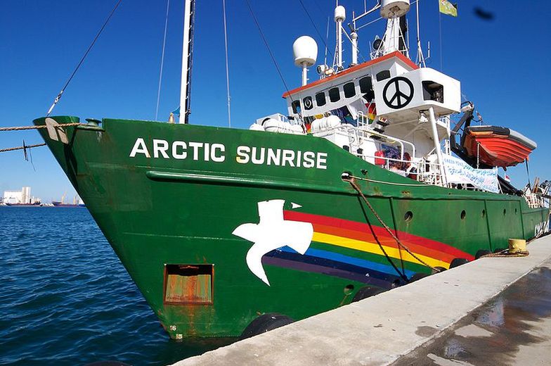 Statek Arctic Sunrise, z którego działacze chcieli dostać się na platformę