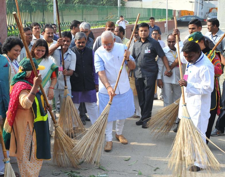 Indie: Premier z miotłą, ruszyła kampania sprzątania kraju