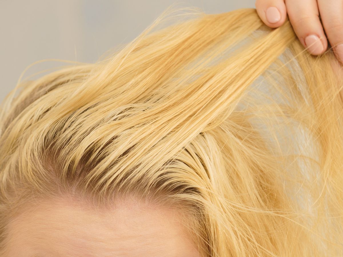 Masz problem z przetłuszczającymi się włosami? Sprawdź ten trik