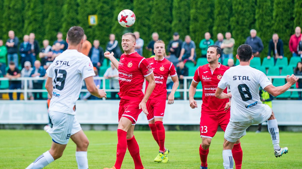 piłkarze Widzewa Łódź w starciu ze Stalą