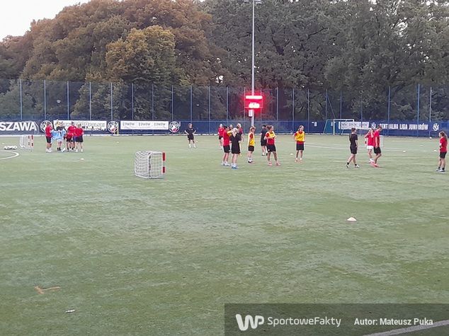 Chwilę po zajęciach dla ośmiolatków, na murawę Polonii wybiegają także młode piłkarki