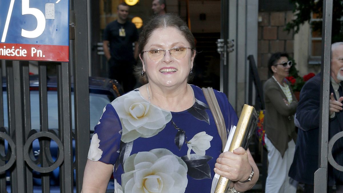 buty damskie, buty na obcasach, buty srebrne, czerwiec 2016, okulary, Samochód Roku Playboya 2016, sukienka do kolan, sukienka granatowa, sukienka w kwiaty, sylwetka, torebka na pasku, torebka pleciona, torebka srebrna