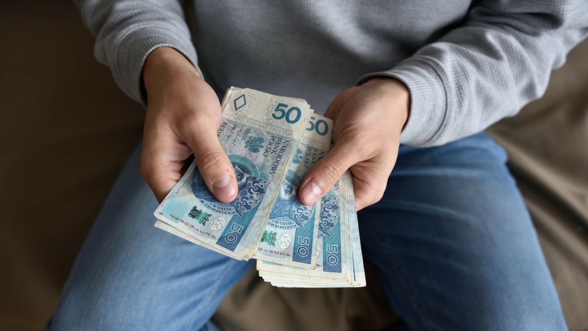 Stock BaMa
Fot. Bartlomiej Magierowski/East News. Wroclaw 17.11.2022. Mezczyzna trzymajacy plik banknotow 50-zlotowych w kwocie 2000pln.
Bartlomiej Magierowski