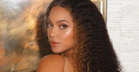 Beyoncé zachwyca w codziennej stylizacji. Postawiła na hitową spódniczkę
