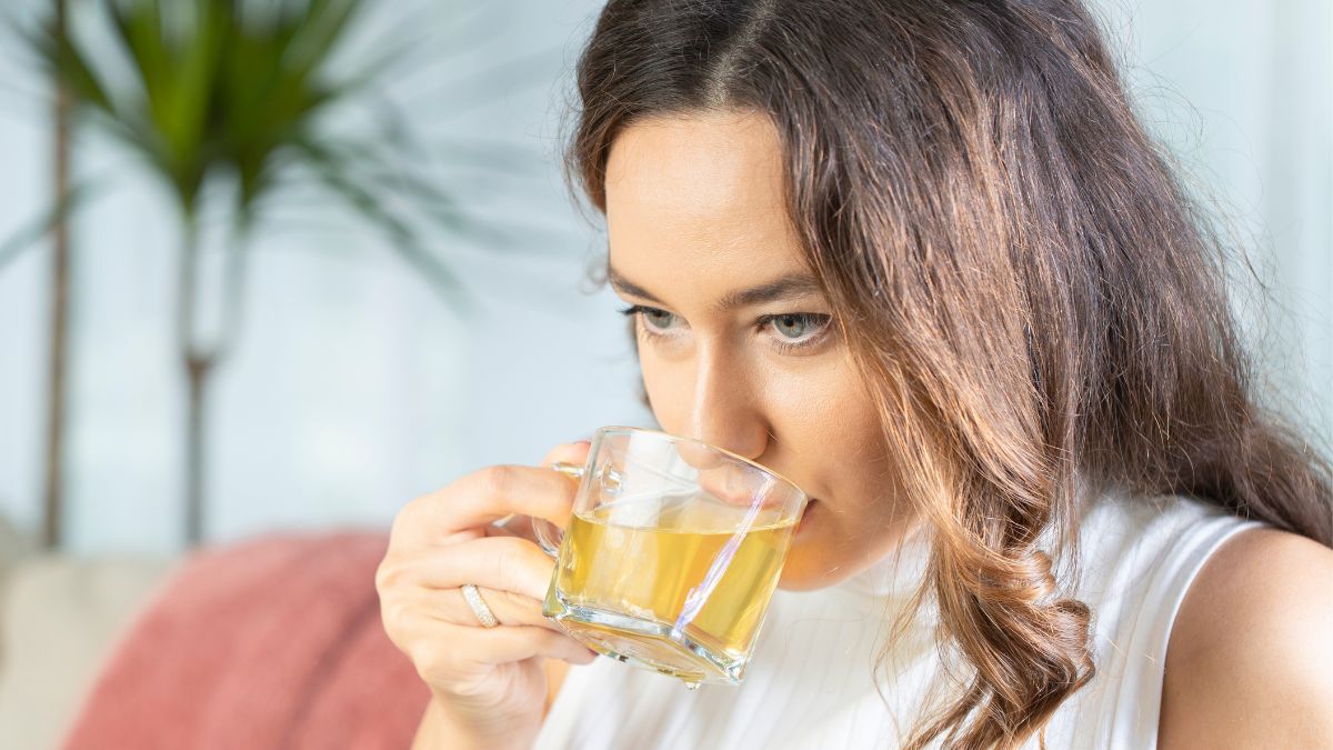 Po świątecznym przejedzeniu warto wypić domowy napar z ziół