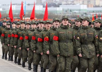 Putinowi brakuje żołnierzy. Znów kusi kobiety