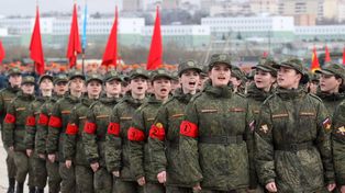 Putinowi brakuje żołnierzy. Znów kusi kobiety