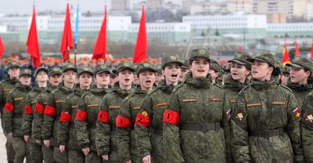 Putinowi brakuje żołnierzy. Znów kusi kobiety