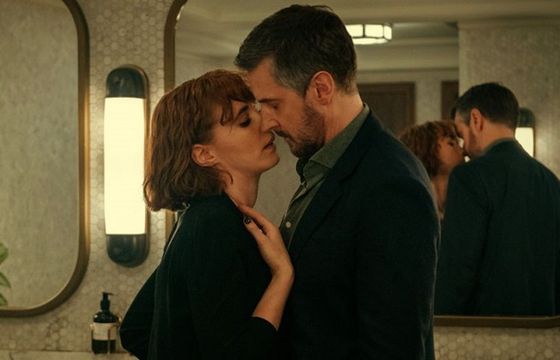 Komedia czy romans? Recenzja miniserialu Netfliksa zatytułowanego „Obsesja”