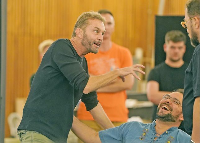 Giorgio Madia (reżyser), David Esteban (Cavaradossi), próby do premiery w Teatrze Wielkim w Łodzi © Joanna Miklaszewska