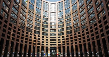 Parlament Europejski przeciw inwigilacji i furtkom w komunikatorach