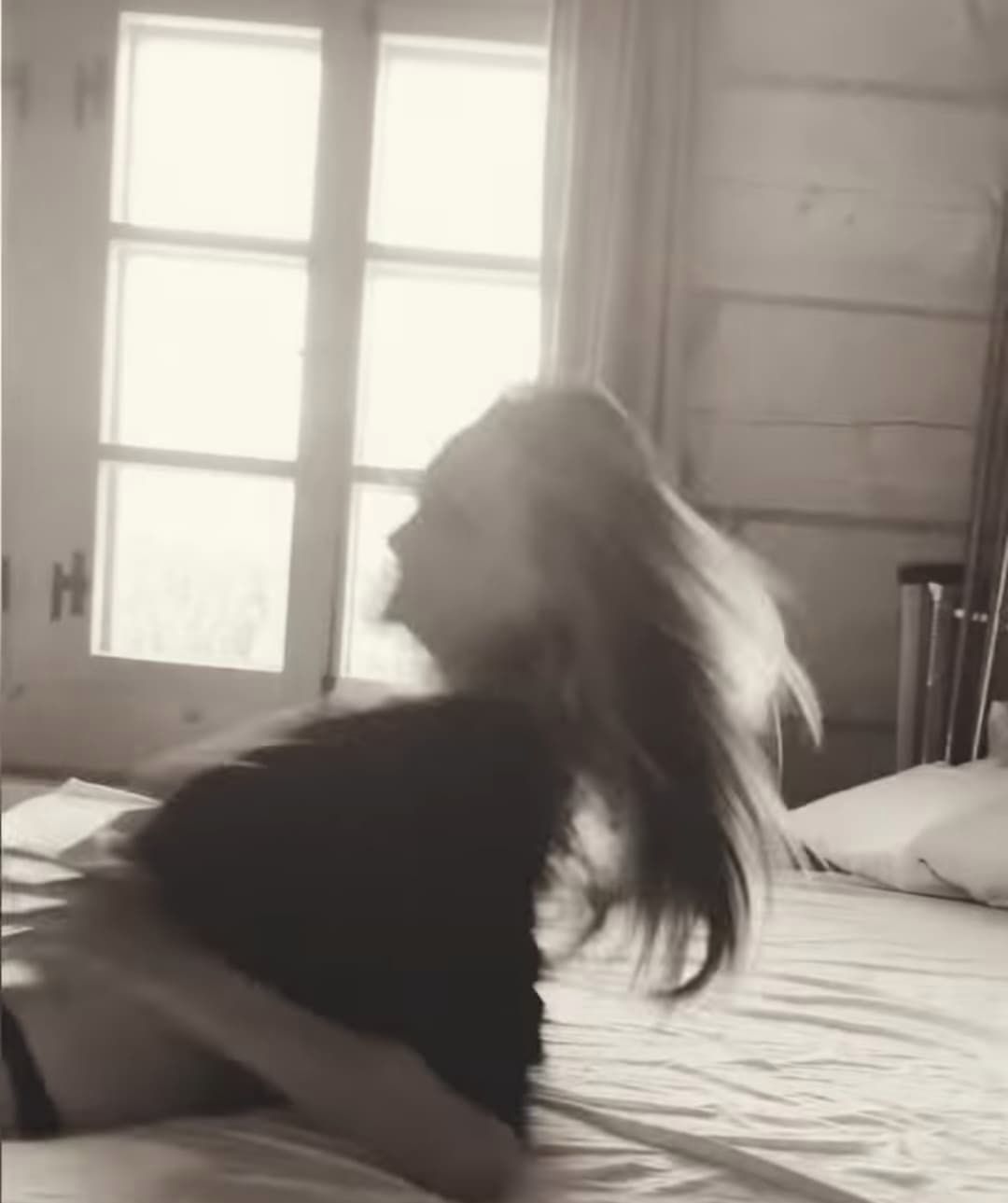 Ola Żebrowska zakłada majtki