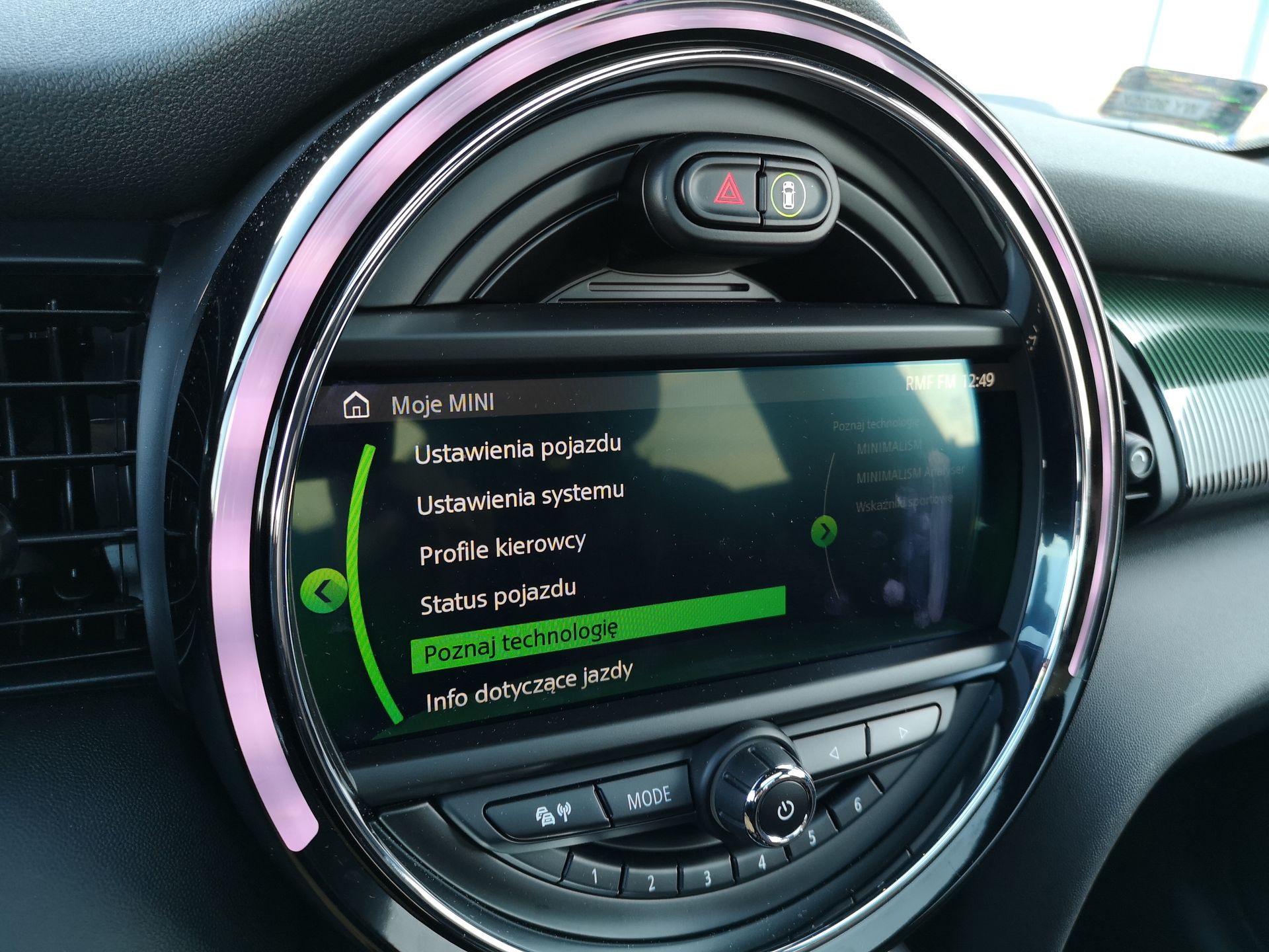 MINI Cooper S: aplikacja MINI Connected, obsługa systemu oraz audio Harman Kardon 16
