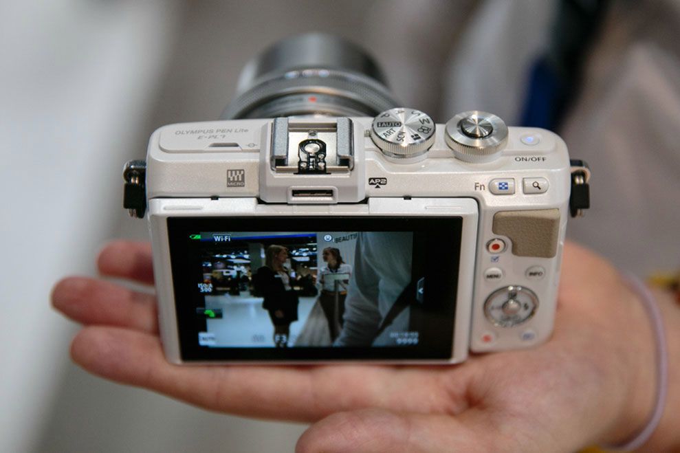 Producent chwali się, że PEN E-PL7 jest idealnym aparatem do zdjęć typu „selfie”. Ekran można odchylić o 180 stopni w dół.
