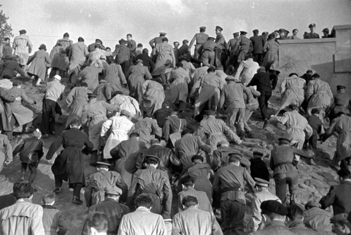 © Tadeusz Rolke, Tłum wychodzący ze stadionu, 1957