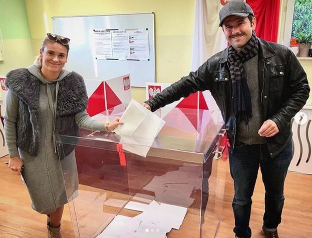 Wybory parlamentarne 2019. Sławomir i Kajra pokazali zdjęcie z lokalu wyborczego: "My już, a Wy?" (FOTO)