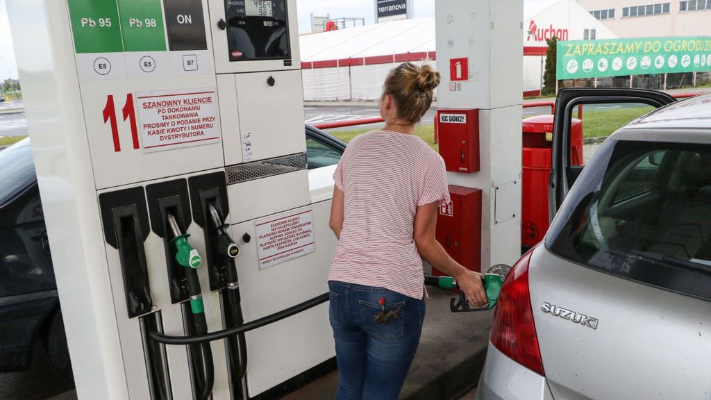 Fuel Won't Be Cheaper In Poland
Woman filling a silver Suzuki Swift car with petrol at a Auchan gas station is seen in Gdansk, Poland on 21 July 2019 According to forecasts of the fuel market analysts in Poland, a potential conflict with Iran in the face of oil will cause fuel price hikes at gas stations. There is currently no chance for prices below 5 zlotys per liter of gas, forecasted at the beginning of holidays. (Photo by Michal Fludra/NurPhoto via Getty Images)
NurPhoto
gdanmsk, fuel, fuel station, petrol station, benzine, diesel, fill up, filling up, fueling, refuelling, tank up, bunker, refuel, pump