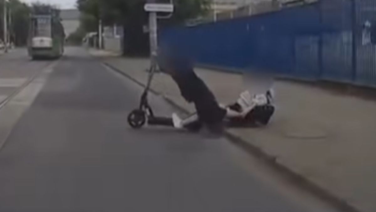 Nastolatkowie wyjechali pod samochód.