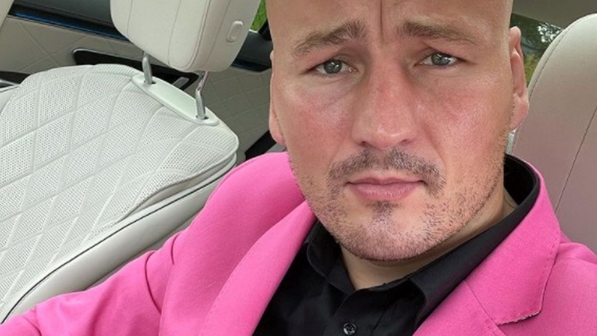 Szpilka jeszcze przed tym, jak się wytatuował. Teraz na jego szyi jest ogromny tatuaż