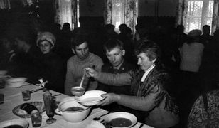 Nie wiadomo, czy zjadłbyś to dzisiaj. Najdziwniejsze propozycje kulinarne z PRL-u