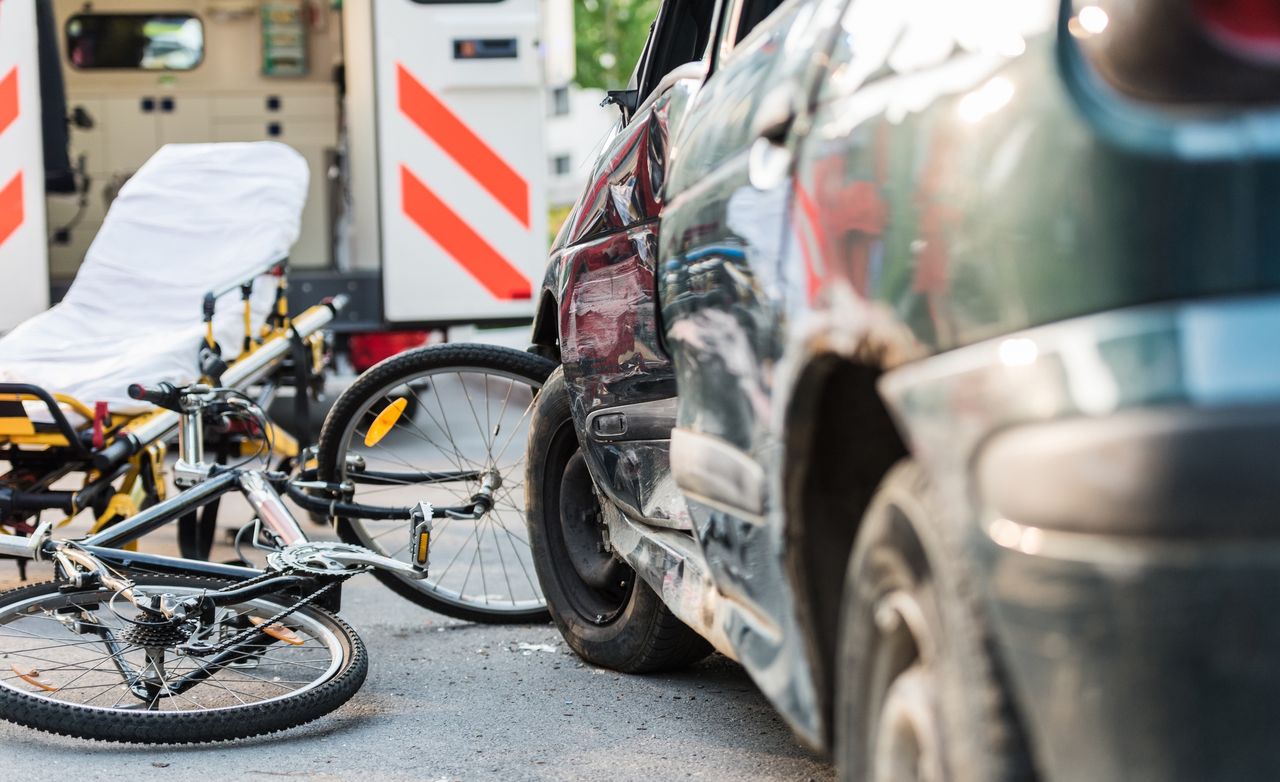 Katowice: Rowerzystą poszkodowany na ulicy Chrobrego. Jechał ścieżką rowerową. Na trasie pojawiła się osobówka