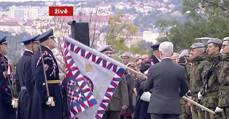 Prezydent Czech zdzielił żołnierza na wizji. Zobacz, co zrobił potem