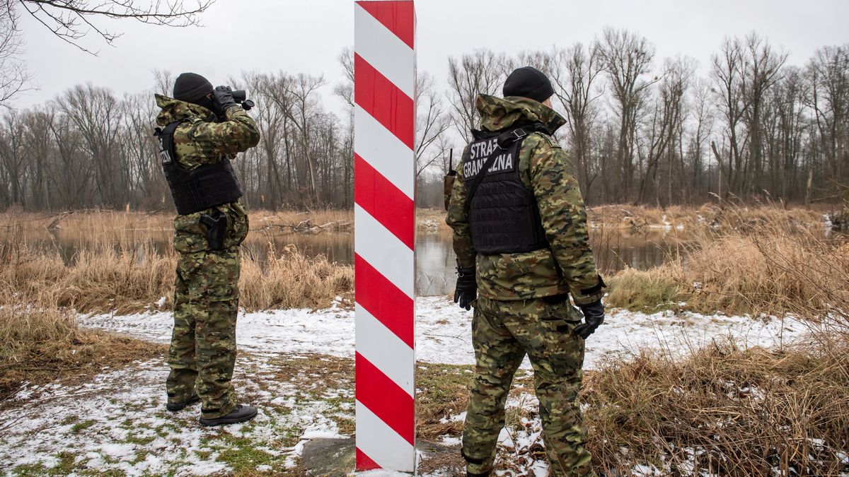 Patrol Straży Granicznej przy granicy polsko-białoruskiej wzdłuż rzeki Bug w miejscowości Sławatycze (zdjęcie poglądowe)