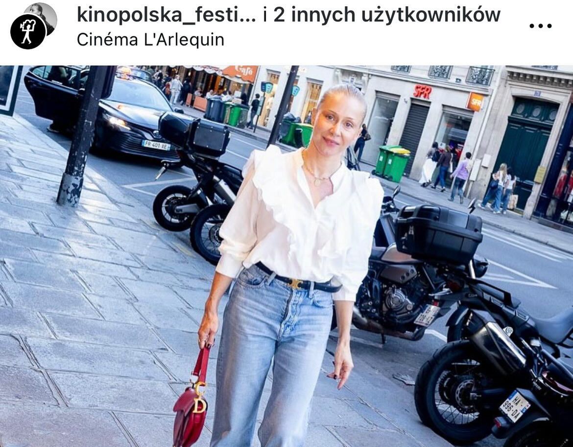 Katarzyna Warnke w białej koszuli z falbanami