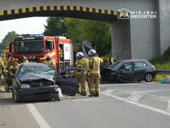 Mazowieckie. Zderzenie czołowe dwóch aut na DK50. Jedna osoba reanimowana, druga zakleszczona