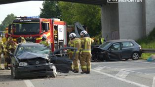Mazowieckie. Zderzenie czołowe dwóch aut na DK50. Jedna osoba reanimowana, druga zakleszczona
