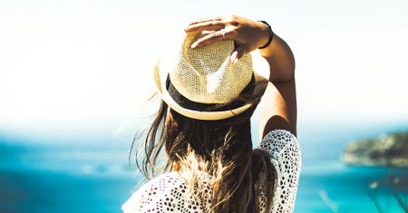Biżuteria na lato. Te trendy królują w sezonie wakacyjnym