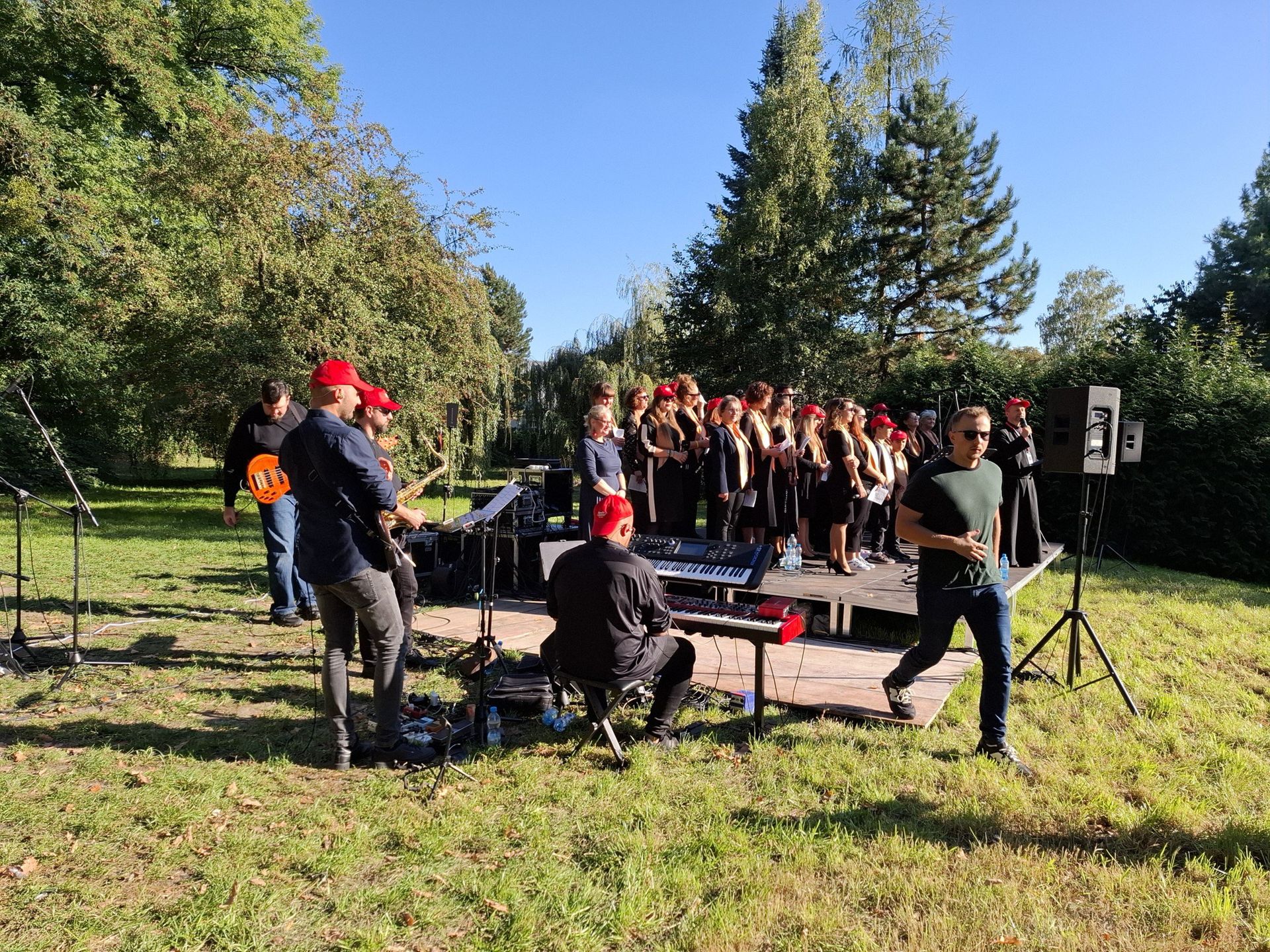 Koncert finałowy z zespołem &#34;Gospel Joy&#34; w Obornikach Śląskich. Śpiewem uwielbili Boga. Galeria zdjęć