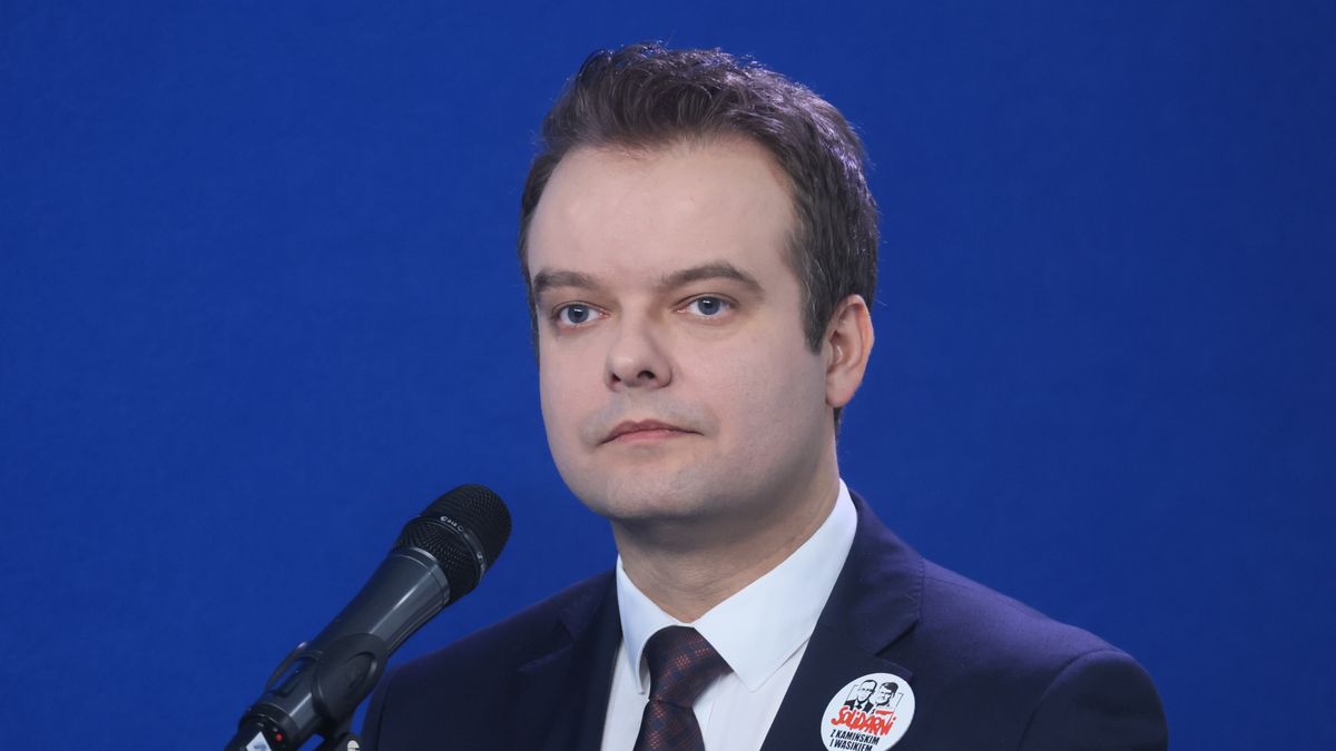 Warszawa, 22.01.2024. Poseł PiS Rafał Bochenek podczas konferencji prasowej w siedzibie Prawa i Sprawiedliwości przy ul. Nowogrodzkiej w Warszawie, 22 bm. (jm) PAP/Leszek Szymański