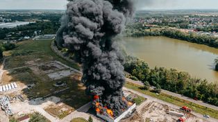 Sochaczewo: Pożar zakładów chemicznych. Słup czarnego dymu widać było z wielu kilometrów