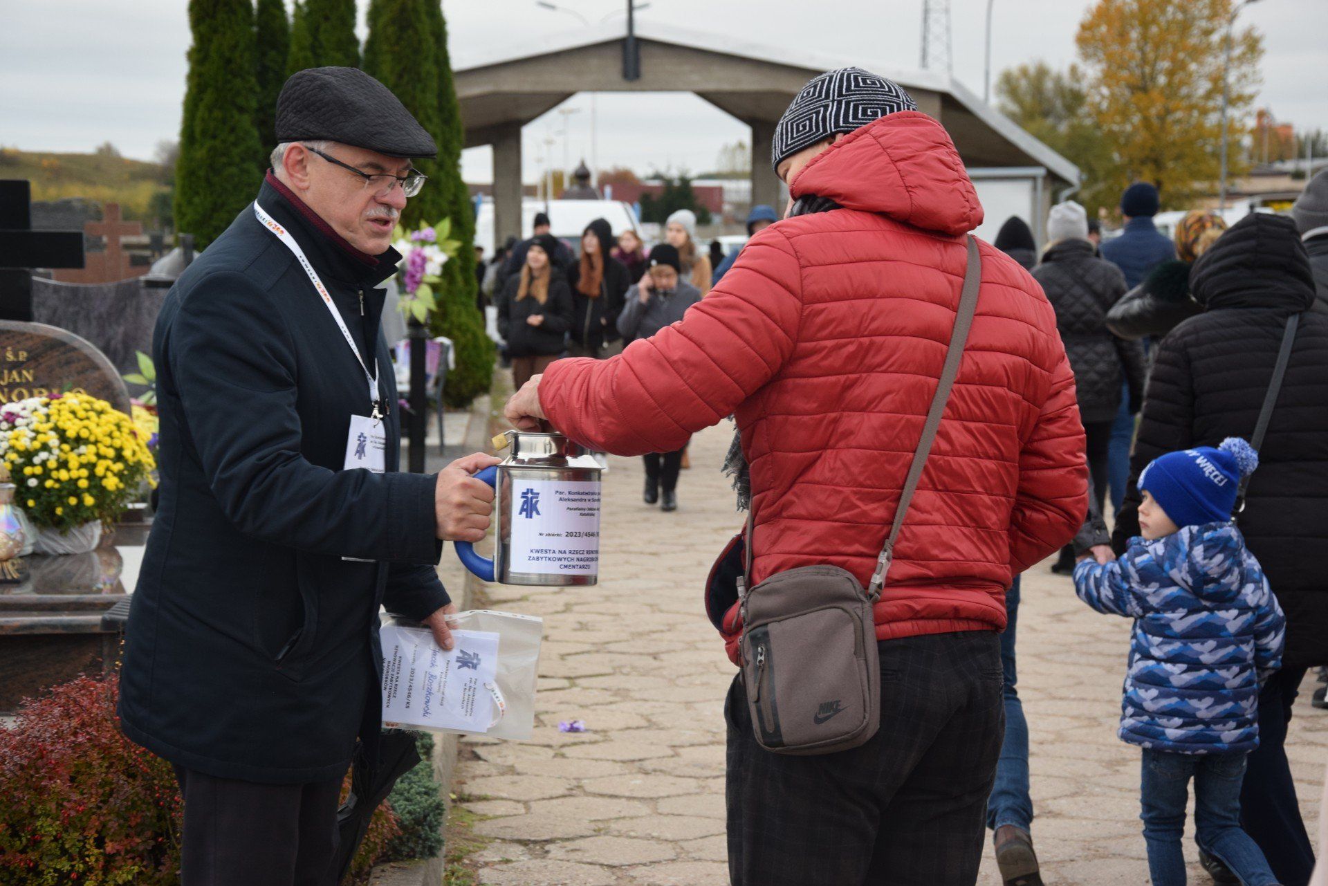 Zeszłoroczna zbiórka, podczas której zebrano blisko 17 tys. zł. Za te pieniądze odnowiono 4 groby