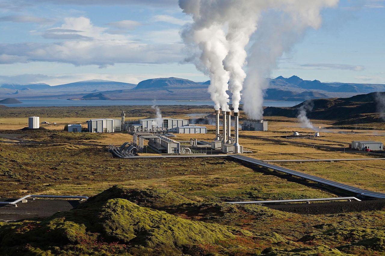 Elektrownia geotermalna Nesjavellir na Islandii.
