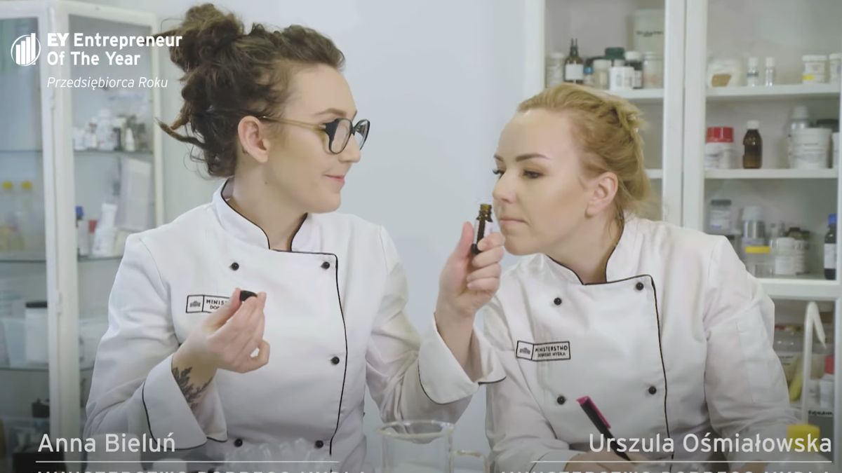 Zgłoszenia tych, którzy powalczą o tytuł EY Przedsiębiorca Roku 2021, trwają. Do konkursu można przystąpić samodzielnie, można też zaproponować czyjąś kandydaturę. Wystarczy wypełnić formularz dostępny na stronie przedsiębiorcaroku.pl i wybrać jedną z trzech kategorii konkursowych.