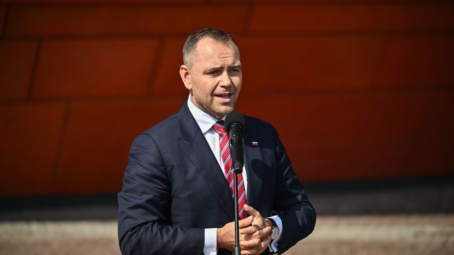 Gdańsk, 10.08.2025. Prezydent Karol Nawrocki podczas wypowiedzi dla mediów przed Muzeum II Wojny Światowej w Gdańsku, 10 bm. (sko) PAP/Marcin Gadomski