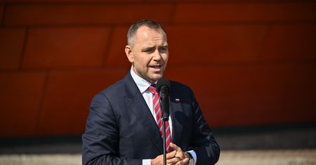 "Skandaliczne wydarzenia". Nawrocki o banderowskiej fladze na koncercie