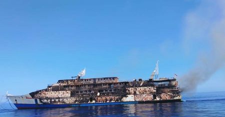 Ratowali się wyskakując za burtę. Pożar indonezyjskiego promu