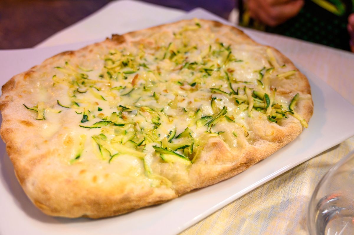 Pinsa. Podpłomyk o rzymskim rodowodzie Przepis WP Kuchnia