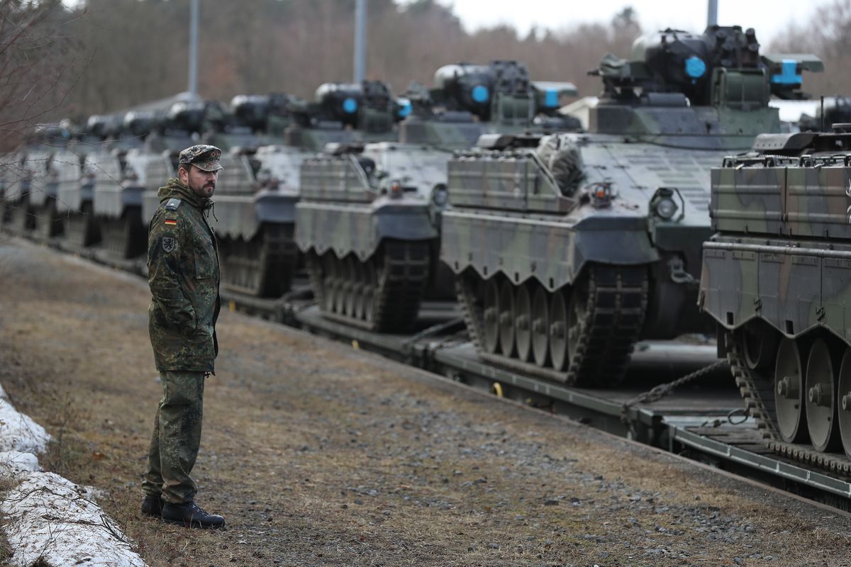 Niemieckie lekkie czołgi Marder załadowane na platformy kolejowe. Trafiają również do Ukrainy