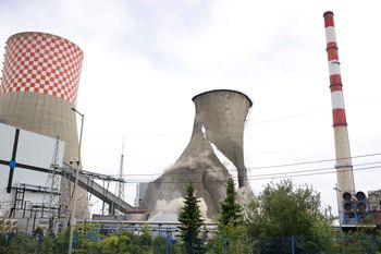 Komin w elektrowni wyburzony. To ostatnia chłodnia kominowa w Będzinie